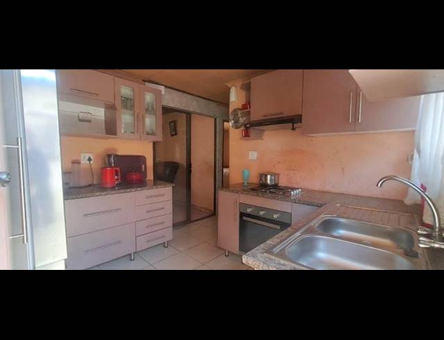 2 BEDROOM HOUSE FOR SALE IN STRETFORD